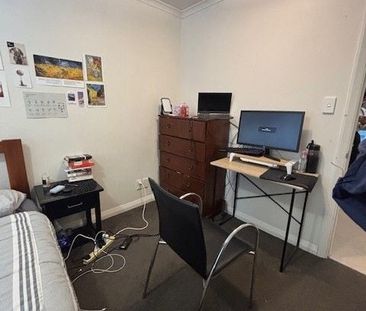 Chic 2BR Te Aro Apt with Balcony! - Photo 5