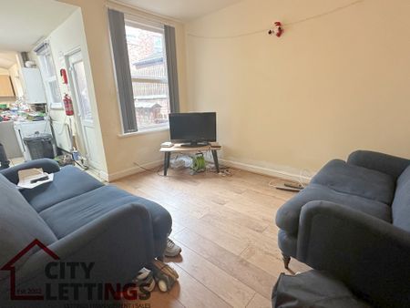 6 Bedroom Mid Terraced House - Photo 4