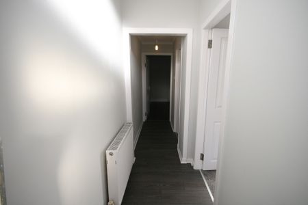 Hamilton Road , 1 Bed Main Door Furnished Flat, Broomhouse – Available 27/11/2025 - Photo 3