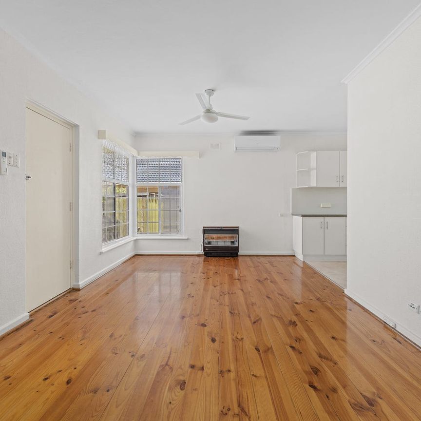 Freshly painted beachside unit with rear yard & 3rd room! - Photo 1