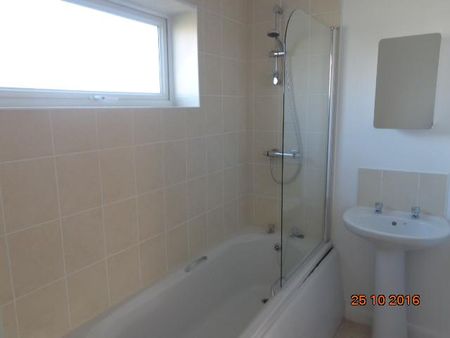 3 bedroom terraced house to rent - Photo 3