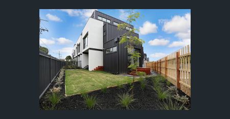 As new three bedroom townhouse with study! - Photo 2