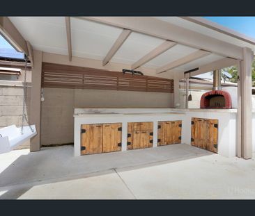 STUNNING LARGE FAMILY HOME WITH A SPARKLING POOL & ENTERTAINING ARE... - Photo 6