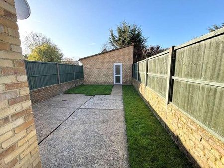 Glebe Road, Egham, TW20 - Photo 3