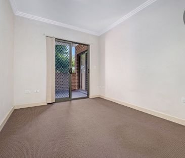 Convenience&comma; Quality&comma; Spacious First Floor Apartment - Photo 6