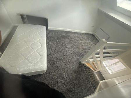 1 bedroom in a flat share to rent - Photo 3