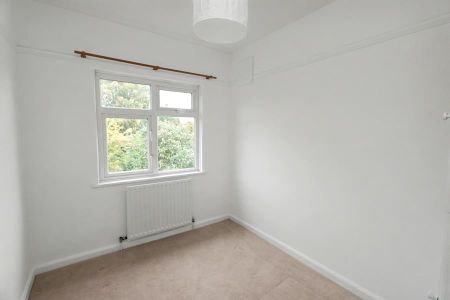 Cranes Park Crescent, Surbiton - 3 bedrooms Property for lettings - Seymours - Photo 3