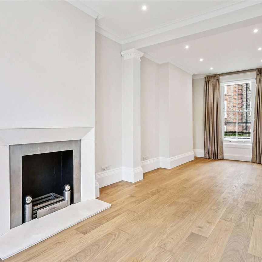 Beautifully finished throughout, this three bedroom townhouse is tucked away in a quiet Chelsea square. - Photo 1