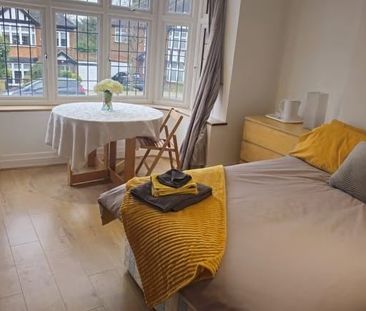 Room in a Shared House, Priory Crescent, HA0 - Photo 1