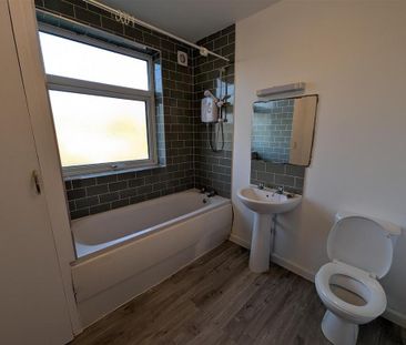 2 bedroom end of terrace house to rent - Photo 1