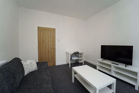 2 bedroom ground floor flat to rent - Photo 2