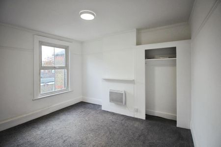 3 bedroom flat to rent - Photo 2