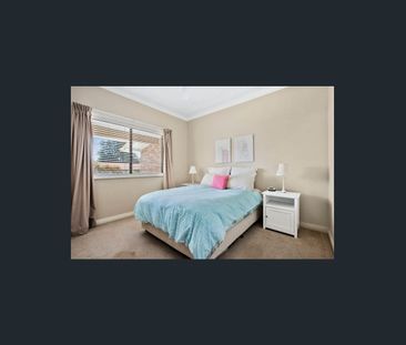 Single level brick home - Photo 2