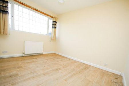 3 bedroom end of terrace house to rent - Photo 3