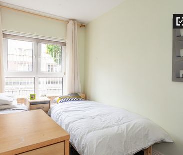 Bed in a twin room in a 2-bedroom flat in Silicon Docks - Photo 6