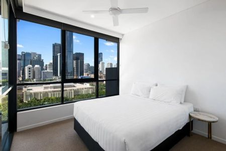 Modern Apartment with City Views in Prime South Brisbane Location - Photo 5