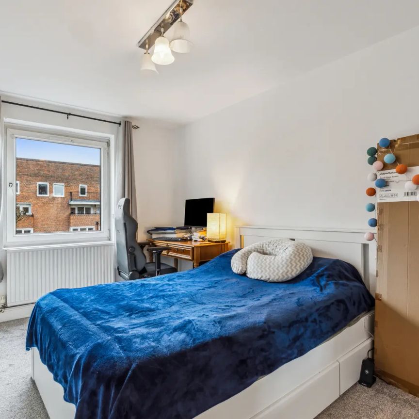 2 bedroom maisonette in London - Photo 1