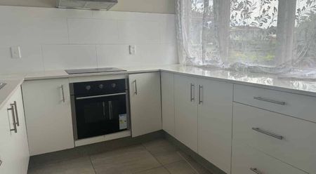 Sunny three bedroom home available now - Photo 2