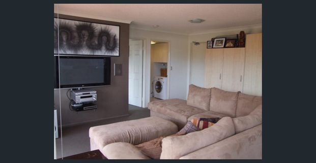 ENTERTAINERS DELIGHT! SPACIOUS & MODERN PARTLY FURNISHED APARTMENT - Photo 1