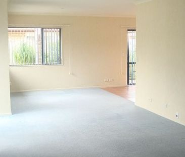 Charming 3BR Home in East Tamaki! - Photo 2