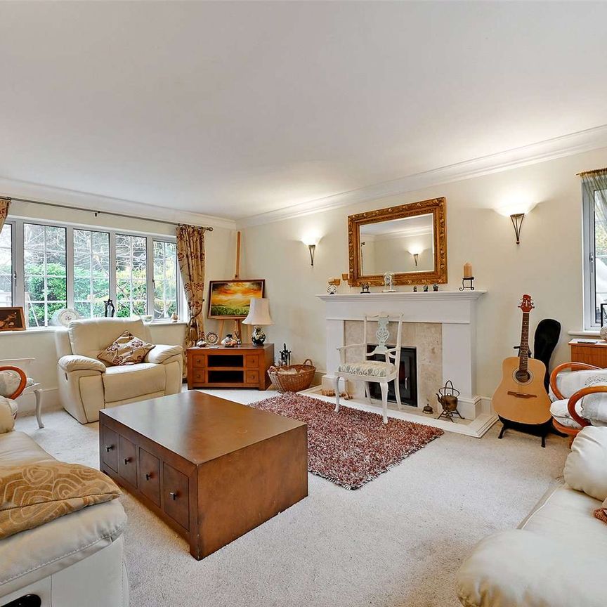 An elegant and spacious family home with exceptional leisure facilities, set within beautiful mature grounds. - Photo 1