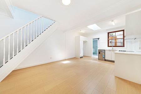 Charming, Renovated 1-Bedroom House in the Heart of Paddington - Photo 3