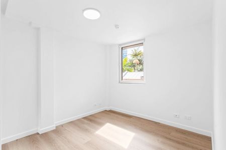 Unfurnished One Bedroom with Parking ! - Photo 4