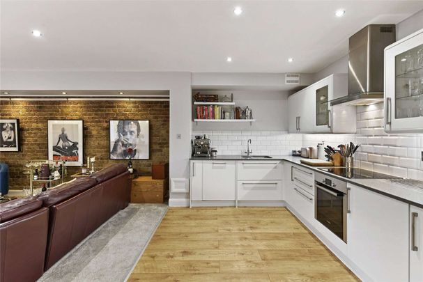 A wonderfully appointed, two bedroom apartment situated on the fourth floor of this charming warehouse conversion located in the heart of West Wapping. - Photo 1