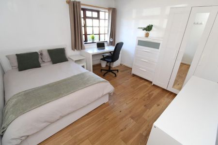 5 bedroom bungalow to rent - Photo 2