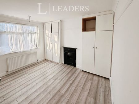 3 bedroom house to rent Knox Gardens, Clacton-on-Sea, Essex, CO15 - Photo 3