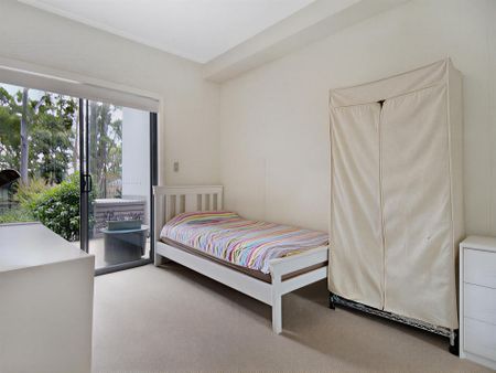 SPACIOUS TWO-BEDROOM GARDEN APARTMENT IN WAHROONGA AVAILABLE FOR RENT! - Photo 5