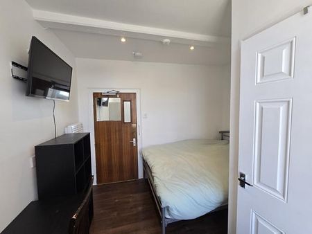 1 bedroom in a flat share to rent - Photo 3