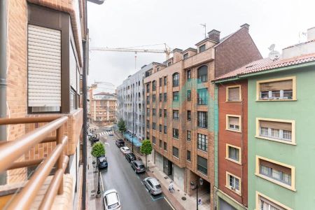 Oviedo - Photo 2