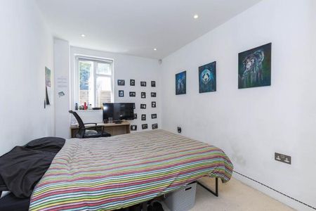 Stunning three double bedroom property with garden mins to tube - Photo 4