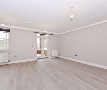 A beautifully presented two bedroom ground floor apartment, central... - Photo 6