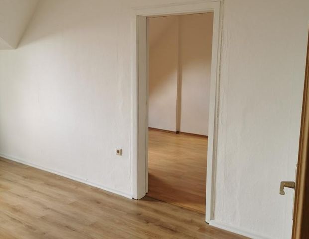 gemütliche 3-Raum DG Wohnung mit EBK im Zentrum von WSW - Photo 1