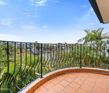 12/12 Canal Avenue, Runaway Bay, Qld 4216 - Photo 2