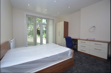 8 Bedroom Student Properties in Leeds - Photo 5