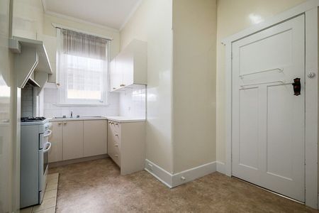 SPACIOUS 2 BEDROOM IN THE HEART OF ELSTERNWICK. AVAILABLE NOW! - Photo 5