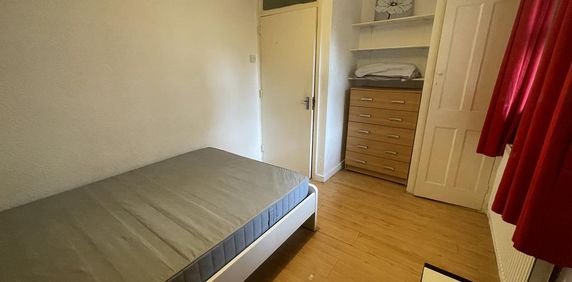 1 bedroom in a flat share to rent - Photo 2