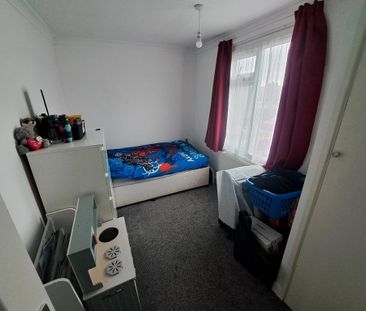 3 bedroom end of terrace house to rent - Photo 4