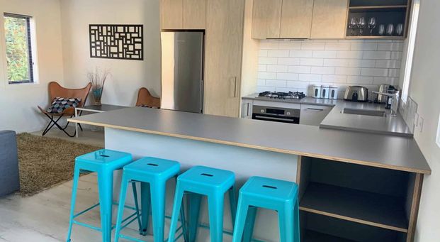 Fully Furnished Spacious Inner City Apartment in Prime Location! - Photo 1