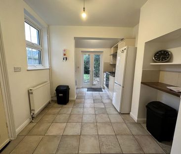 4 bedroom end of terrace house to rent - Photo 6