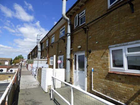 Gregson Avenue, Gosport - Photo 2