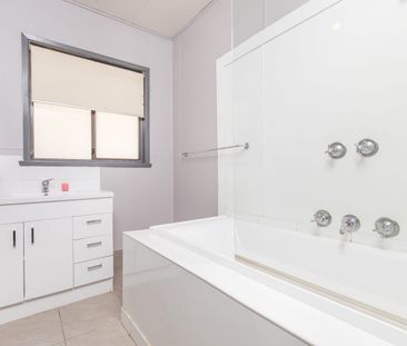 Close to schools and shops - Photo 4