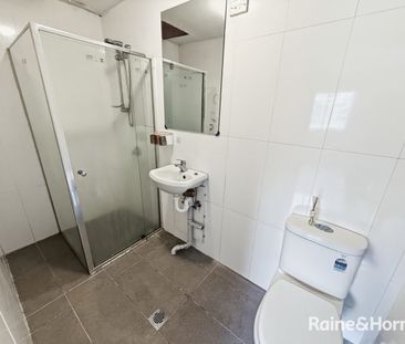 Charming 2-Bedroom Flat - Photo 3