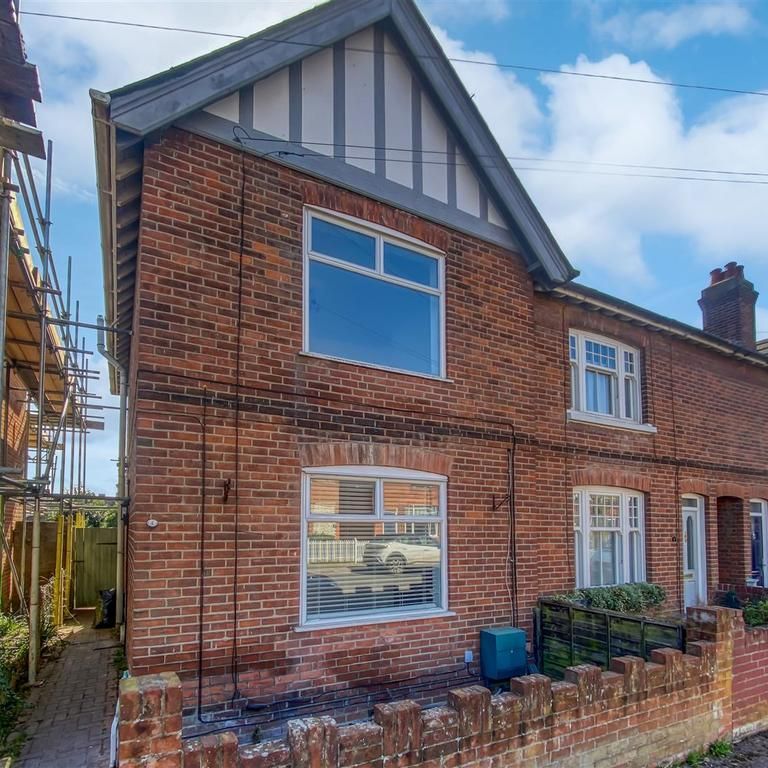 3 bedroom end of terrace house to rent - Photo 1