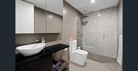 Light-Filled Bayside Apartment with Style & Convenience - Photo 4