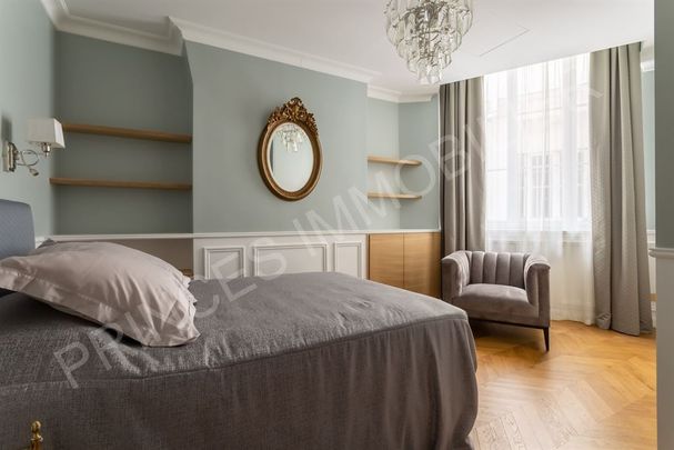 Location Appartement Paris 7 4 Pièces 129 m² - Photo 1