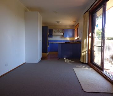 3 Hirst Place, Giralang ACT 2617 - House For Rent | Domain - Photo 5